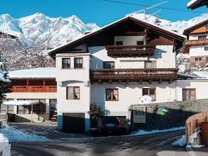 Himmel, Gebäude, Eigentum, Schnee, Fenster, Berg, Blau, Haus, Baum, Fahrzeug