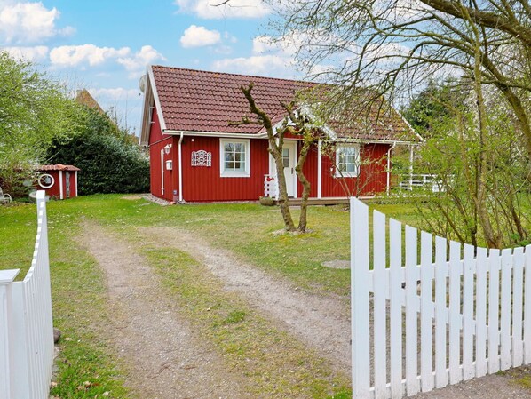 Maison, Chalet, Toit, Domicile, Pelouse, Jardin, Arrière-Cour, Aménagement Paysager, Clôture