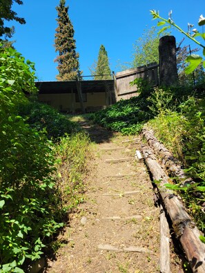 steps up from lower property 