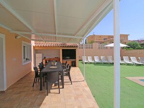 Möbel, Tabelle, Gebäude, Fenster, Stuhl, Pflanze, Schatten, Himmel, Flooring, Fussboden