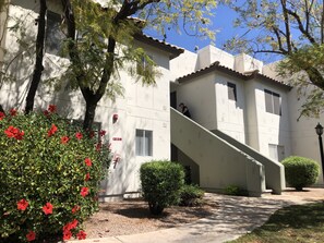 Beautiful 2 bedroom, 2 bathroom condo with walking paths to shopping and dining 