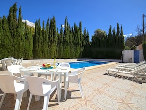 Schwimmbad, Gartenmöbel, Schatten, Landscaping, Immergrün, Tisch Im Freien, Resort, Pine Familie