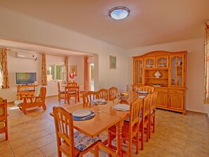 Tabelle, Möbel, Stuhl, Holz, Orange, Flooring, Fussboden, Tür, Farbe, Gebäude