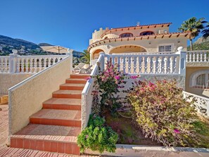 Plant, Sky, Daytime, Building, Flower, Stairs, Neighbourhood, Residential Area, Tree, Facade