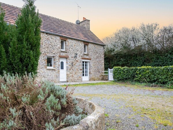 Plant, Property, Window, Building, Sky, Tree, Natural Landscape, Land Lot, Rural Area, Cottage