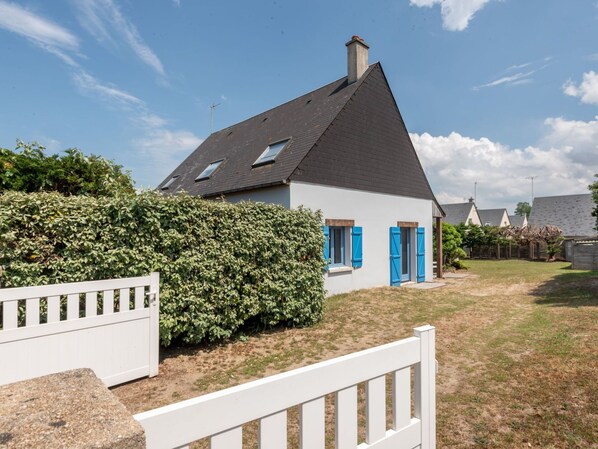 Wolke, Himmel, Pflanze, Eigentum, Gebäude, Fenster, Haus, Grundstueck, Gras, Hochland