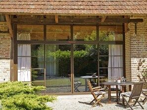 Plante, Propriété, Meubles, Table, Bâtiment, Chaise, Ombre, Bois, Mobilier De Jardin