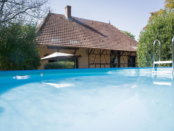 Ciel, Bâtiment, L'Eau, Piscine, Bleu Azur, Arbre, Ombre, Fenêtre, Maison, Chalet