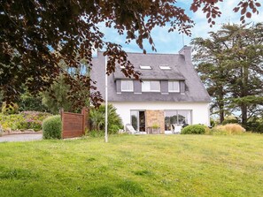 Plant, Building, Window, Tree, Natural Landscape, Sky, House, Cottage, Grass, Residential Area