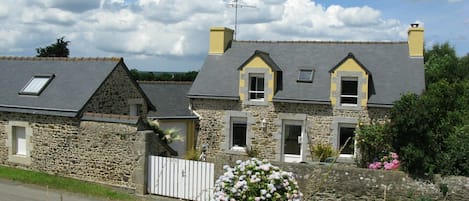 Cloud, Sky, Plant, Building, Property, Window, Flower, Land Lot, House, Tree