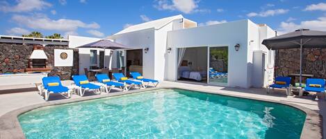 Modern Los Mojones Villa | Casa Penyas Blancas Dos | 4 bedrooms | Private Heated Pool | Puerto Del Carmen