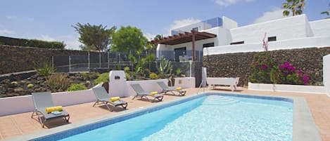 Modern Villa in Los Mojones | 4 Bedrooms | Large Heated Pool | Villa Mojones | Puerto Del Carmen