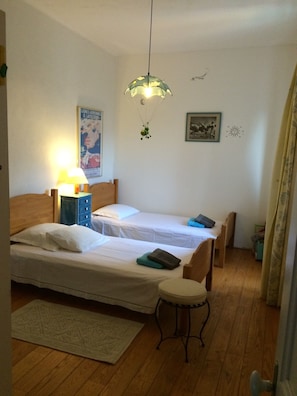 Chambre avec deux lits