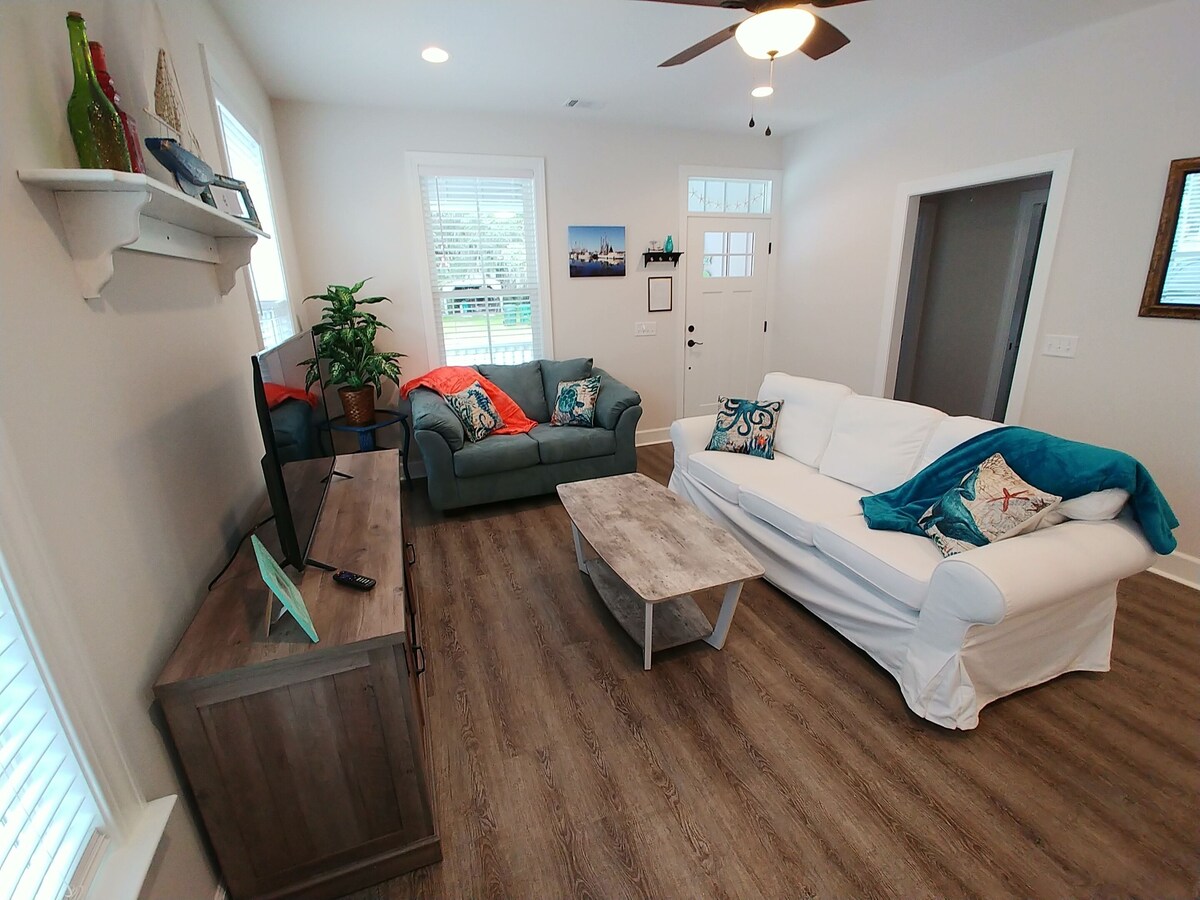1 mile from Parris Island! Close to beaches, restaurants and shopping.. Sleeps 8