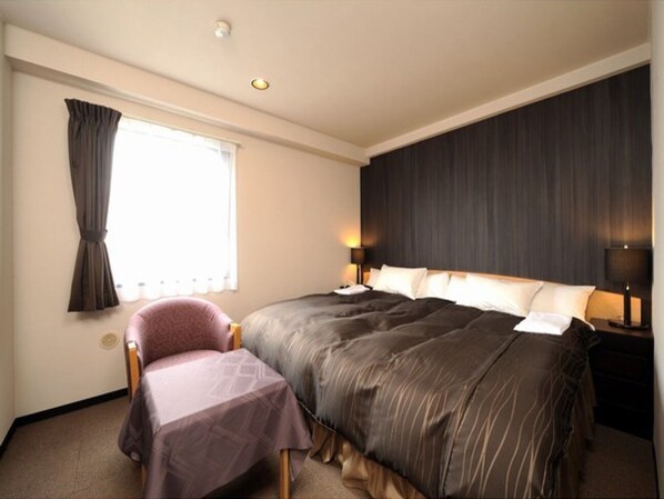 A double room with a Hollywood-sized bed that is perfect for co-sleeping with children. The room is equipped with an air purifier with a nano-e generation and humidification function and a body pillow. The size of the room is 20㎡.