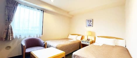 Upper floor twin room located on the 4th floor. The room is equipped with an air purifier with a nano-e generation and humidification function and a body pillow. The size of the room is 20㎡.