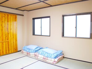 ・ [Family Room 2] A Japanese-style room with tatami mats and futons.