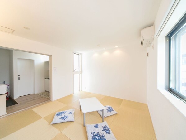 ・[Family Room 3] 31 square meters, bright room with air conditioning and a white base