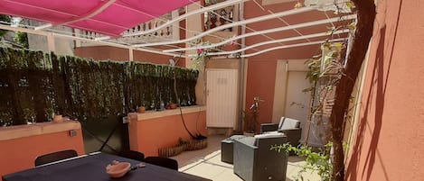 terrasse de 25 M2 coin salon et repas