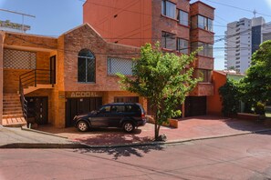 Vista frontal de la propiedad