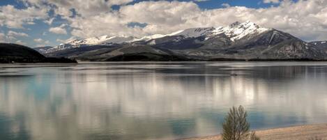 Views and direct access to Lake Dillon define this location