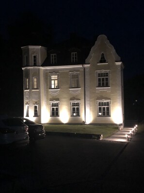 Fachada da propriedade à noite