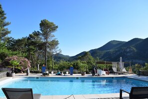 espace piscine, vue panoramique sur les montagnes
