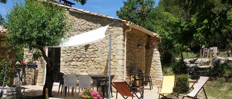 terrasse privée du gîte familial  avec Barbecue