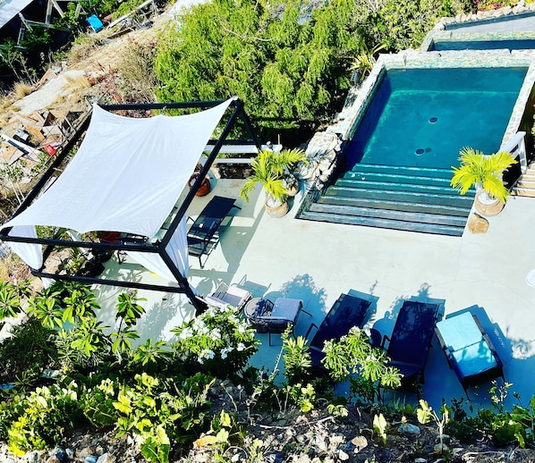 Shade or sun at the upper deck pool,