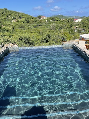 Infinity edge top pool