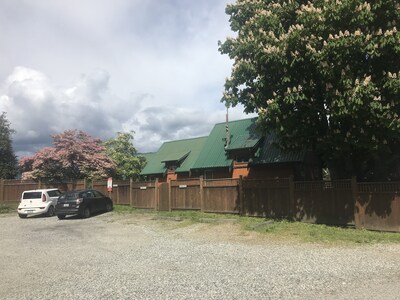 Raven Cabin on waterfront property of Porpoise Bay with beach access.