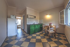 Legends Studio 203 Sidari Corfu ·kitchenette and dining area