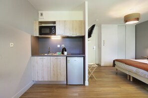 Whip up a quick snack in the kitchenette.