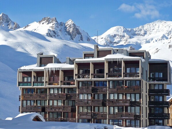 Snow, Building, Mountain, Sky, Cloud, Slope, Architecture, Mountainous Landforms, Real Estate, Mountain Range