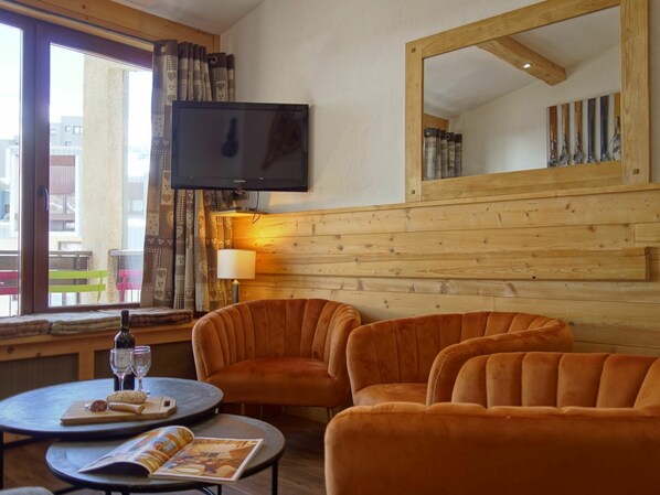 Geschirr, Möbel, Eigentum, Fenster, Couch, Gebäude, Tabelle, Holz, Teller, Interior Design