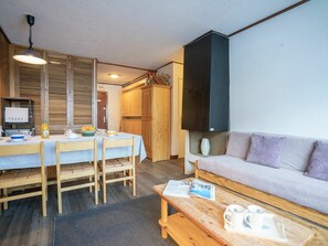 Table, Meubles, Propriété, Canapé, Bâtiment, Bleu Azur, Confort, Bois, Design Intérieur, Salon