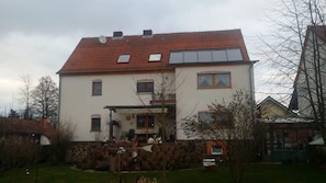 Das Haus von aussen gesehen. 
Hinter den Dachfenstern befindet sich die Ferienwohnung "Panoramablick "