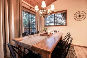 Dining Area with amazing mountain views.