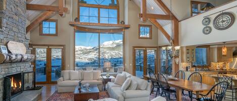 The living and dining area of this Telluride golf rental.