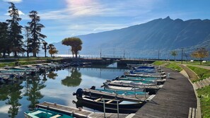 L'esplanade du lac, le petit port,  à  pieds, à 5 minutes de la maison . 