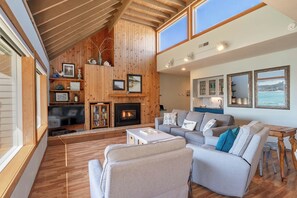 Living Room | Sleeper Sofa | Smart TV | Fireplace | Ocean Views