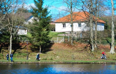 La maison côté lac : vue, jardin, terrasse et accès direct sur le lac