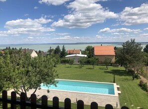 Ausblick von der Terrasse Richtung See