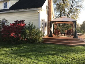 Summer living, screened in gazebo perfect for gin and tonics near hot tub. 