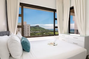 Bedroom with 2 queen size beds and Diamond Head and Ocean views