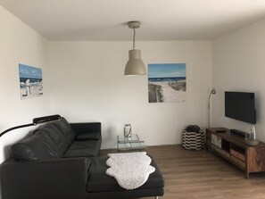 Wohnzimmer mit Fernseher (Internet und Netflix)