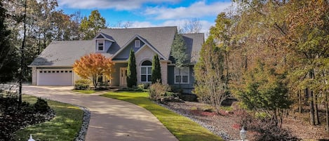 11 Belleza Court driveway and house