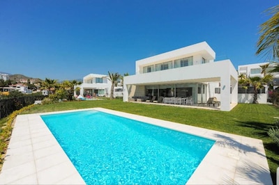 Nueva piscina privada de lujo en la villa, ver vista, a 5 minutos del centro de Marbella