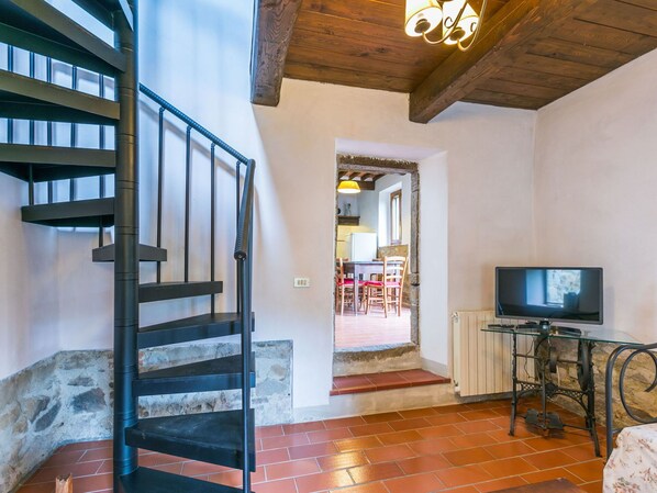 Gebäude, Holz, Treppe, Interior Design, Die Architektur, Fussboden, Zimmerpflanze, Flooring, Couch, Holzbeize