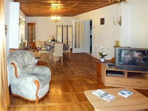 Room, Property, Living Room, Furniture, Building, Floor, Interior Design, House, Real Estate, Hardwood